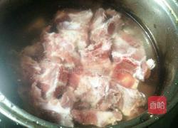 西红柿排骨汤的做法图解2