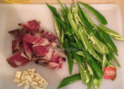 青椒炒臘肉的做法圖解2