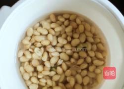 猪脚炖黄豆的做法图解2