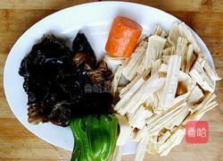 腐竹木耳炒肉的做法图解1