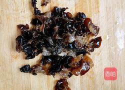 腐竹木耳炒肉的做法图解2