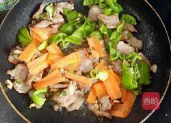 腐竹木耳炒肉的做法图解10