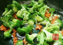 西兰花炒胡萝卜的做法图解7