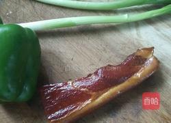 青椒蒜苗炒腊肉的做法图解1