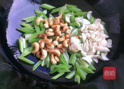 腰果百合炒芹菜的做法图解6