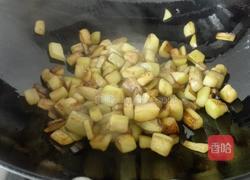 家常肉丁炒茄子的做法图解3