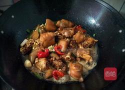 冰糖黄豆炖猪脚的做法图解6