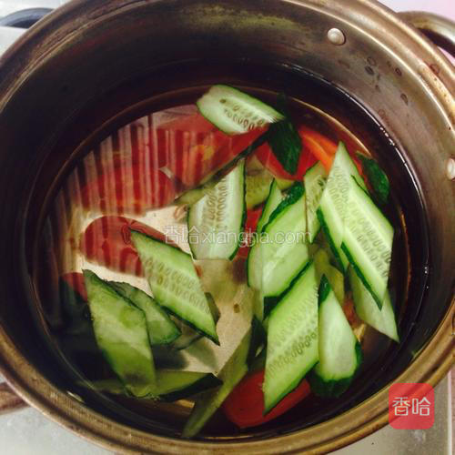 锅中加凉水，把黄瓜和番茄放进去