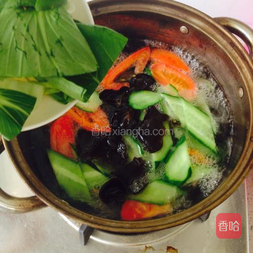 水烧开后放入上海青，用勺子搅拌一下