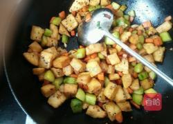 胡萝卜黄瓜炒饼的做法图解4