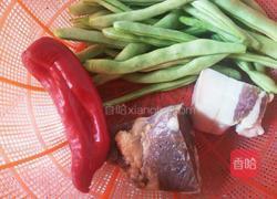 红椒四季豆炒腊肉的做法图解1