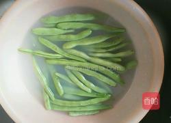 红椒四季豆炒腊肉的做法图解2