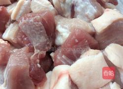 板栗红烧肉的做法图解1