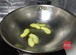 茭白炒香肠的做法图解2