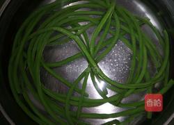 蒜香腐汁豆角的做法图解1