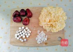 银耳红枣莲子汤的做法图解1