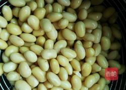 黄豆炖排骨的做法图解1