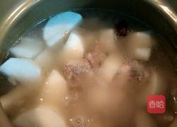 白萝卜猪尾汤的做法图解2