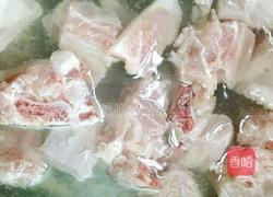 排骨炖海带的做法图解1