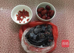 枸杞红枣乌鸡汤的做法图解1