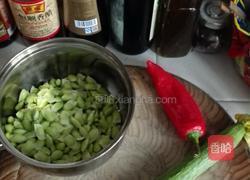 丝瓜炒毛豆的做法图解1