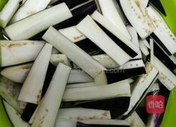肉末咸鱼茄子煲的做法图解2