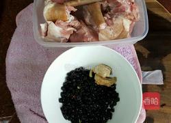 黑豆煲猪尾巴的做法图解1