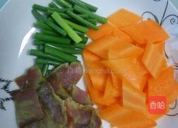 腊肉炒胡萝卜的做法图解3