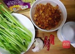 蒜香菠菜梗的做法图解1