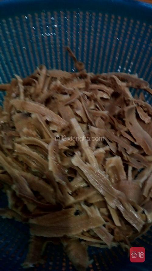 然后倒入菜篮，马上用冷水先冲洗一下。沥干水分待用。（不需要用冷水泡了）