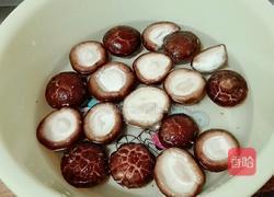 香菇焖鸡翅的做法图解2