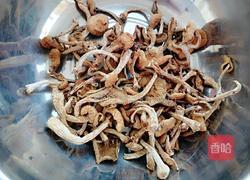 鸡翅炖蘑菇的做法图解1