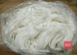 鸡蛋银芽炒河粉的做法图解2