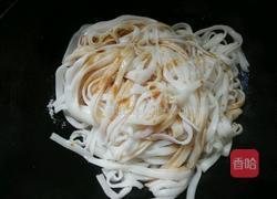 鸡蛋银芽炒河粉的做法图解5