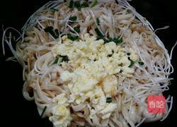 鸡蛋银芽炒河粉的做法图解7