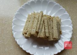 芹菜炒面筋的做法图解1