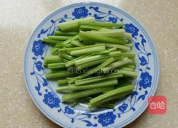 芹菜炒面筋的做法图解2
