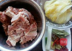 东北酸菜炖排骨的做法图解1
