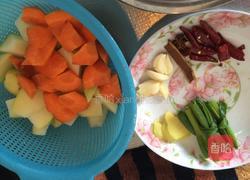 土豆炖肉的做法图解1