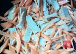 胡萝卜青瓜炒鱼饼的做法图解5