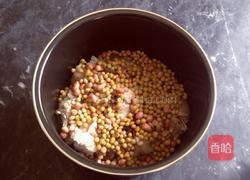 黄豆花生猪脚汤的做法图解5