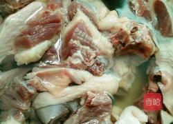 啤酒笋烧鸭的做法图解1