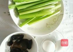 芹菜炒鸡蛋的做法图解1