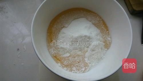 椰子粉加入蜂蜜调制均匀