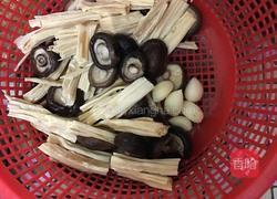 香菇腐竹闷肉的做法图解1