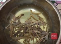 香菇腐竹闷肉的做法图解2