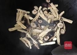 香菇腐竹闷肉的做法图解6