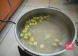 板栗南瓜银耳粥的做法图解2