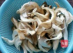 蘑菇炒鸡蛋的做法图解2