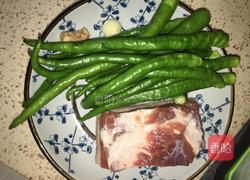 青椒盐煎肉的做法图解1